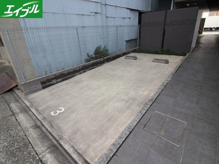 物件外観写真2　(駐車場)