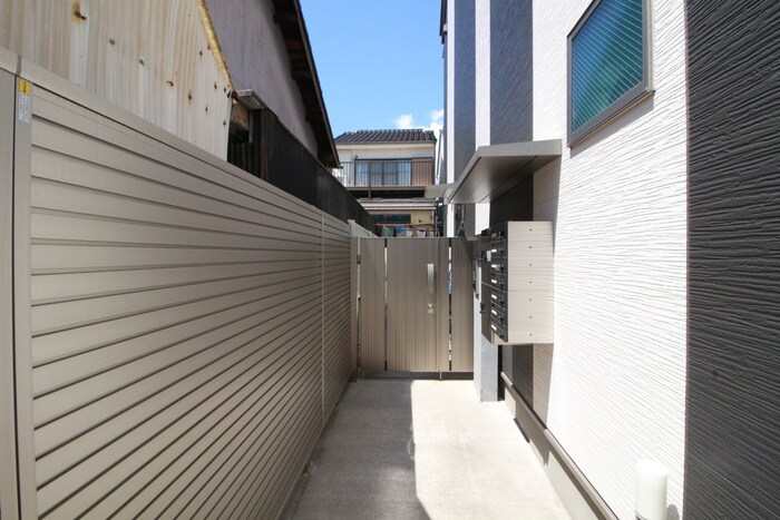 物件外観写真4　(エントランス部分)