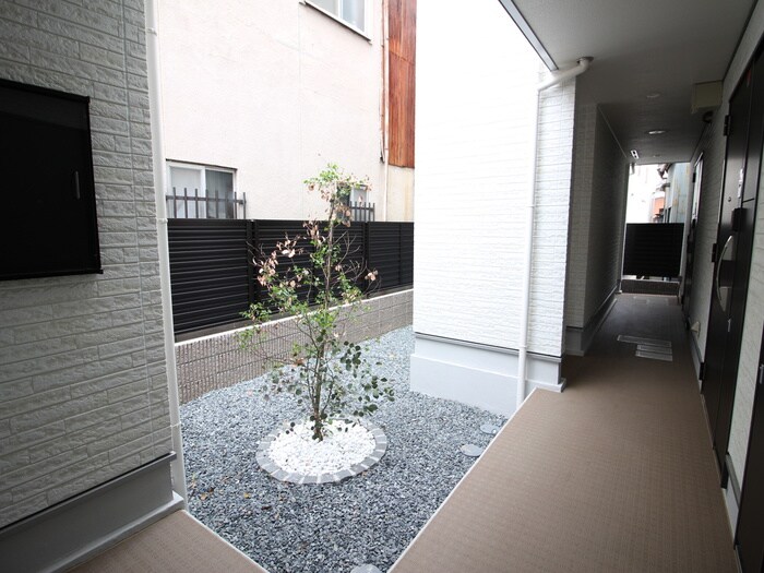 物件外観写真6　(エントランス部分)