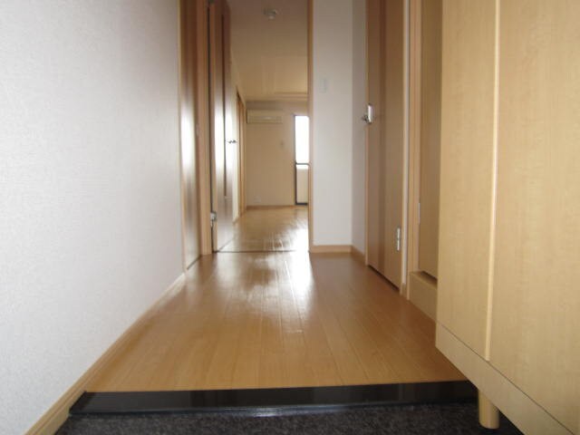 物件内観写真4　(玄関)