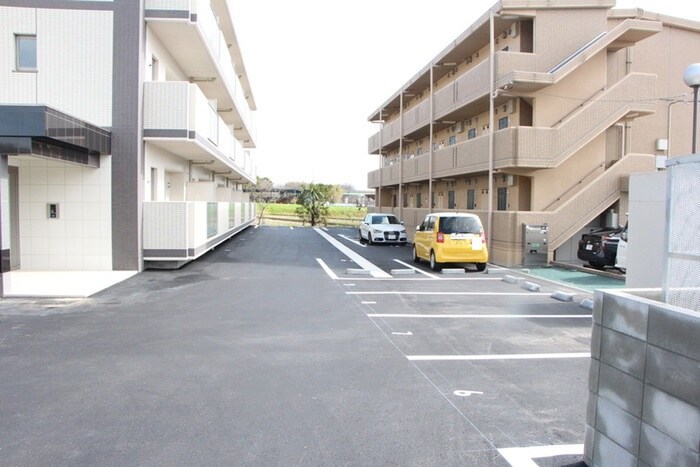物件外観写真5　(駐車場)