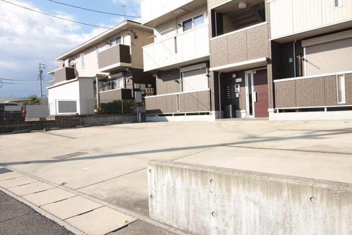 物件外観写真3　(駐車場)