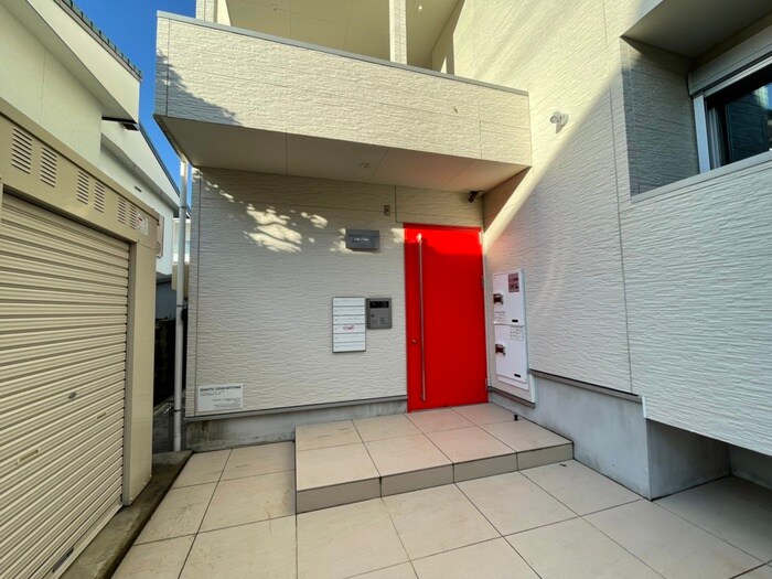 物件外観写真2　(エントランス部分)