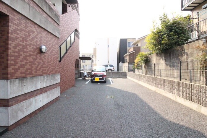 物件外観写真4　(駐車場)