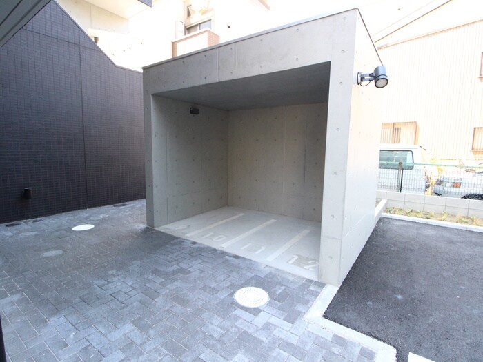 物件外観写真2　(バイク置き場)