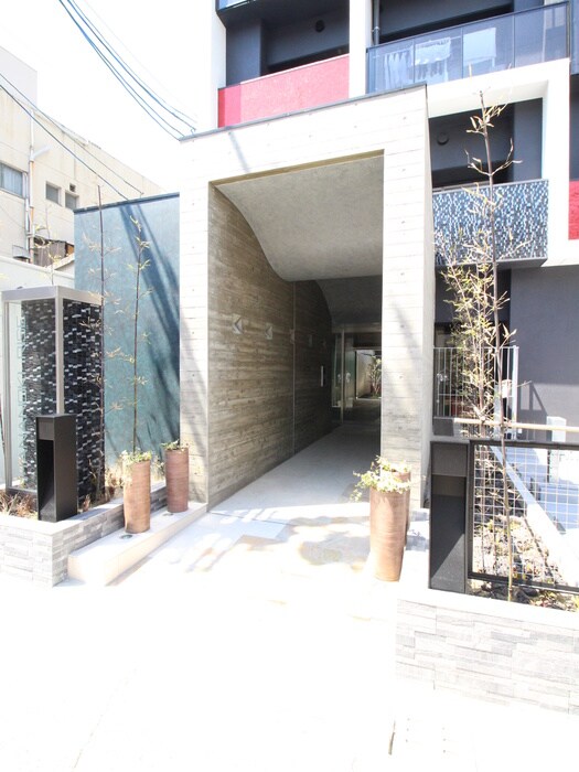 物件外観写真3　(エントランス部分)