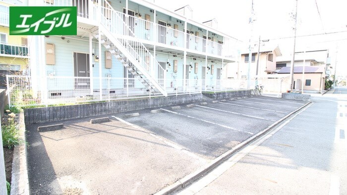 物件外観写真2　(駐車場)