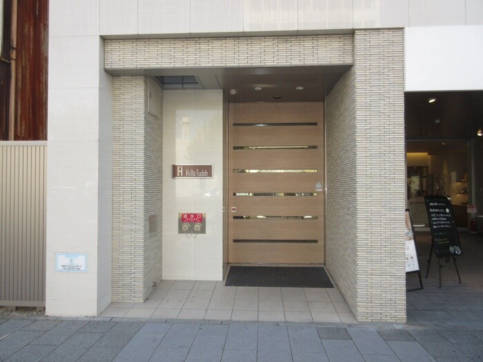 物件外観写真2　(エントランス部分)