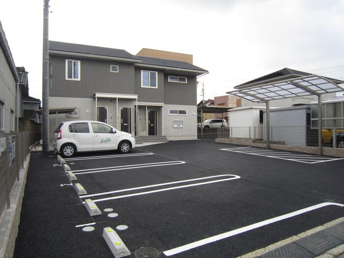 物件外観写真4　(駐車場)