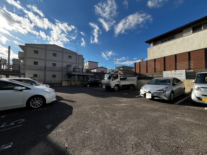物件外観写真6　(駐車場)