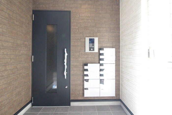 物件外観写真2　(エントランス部分)