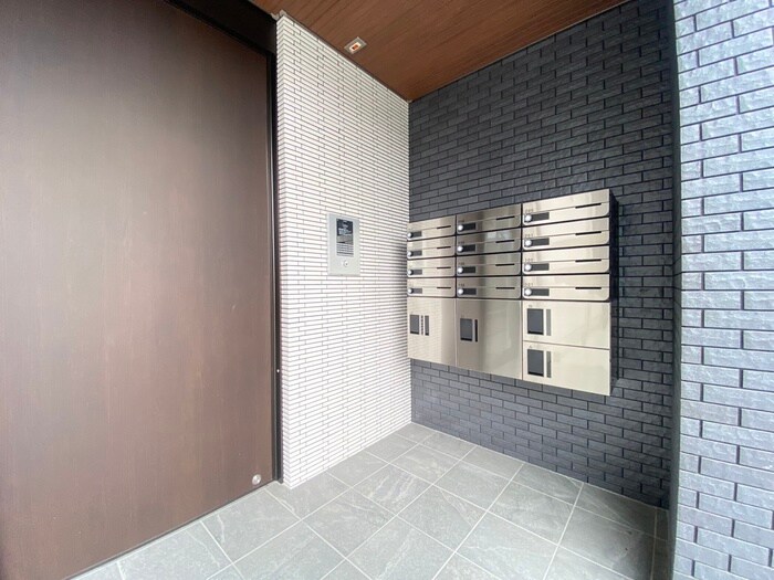 物件外観写真2　(エントランス部分)