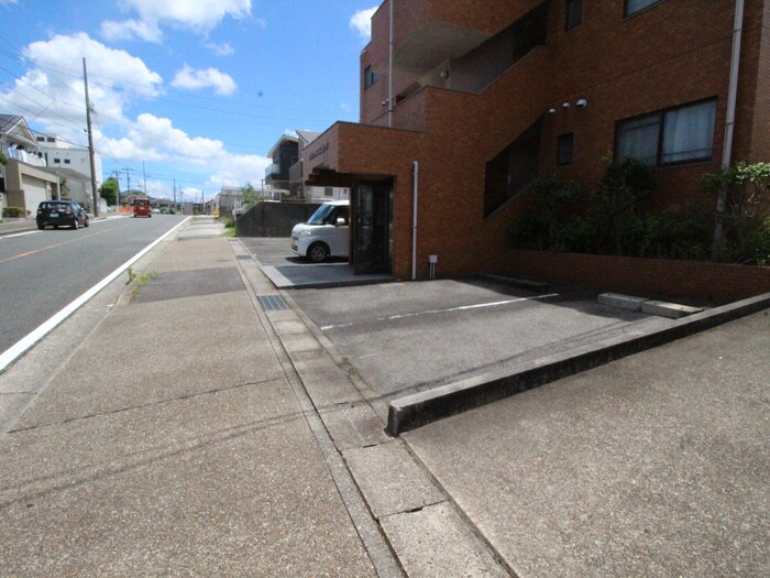 物件外観写真3　(駐車場)