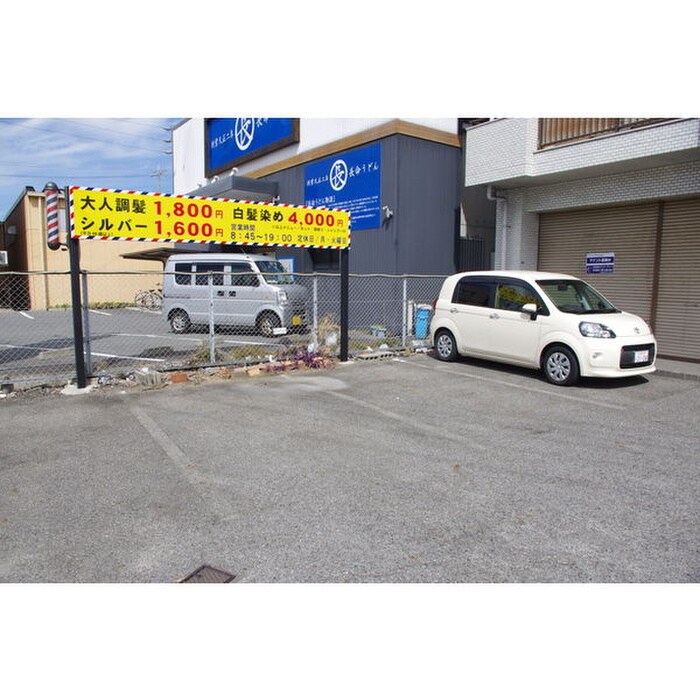 物件外観写真3　(駐車場)