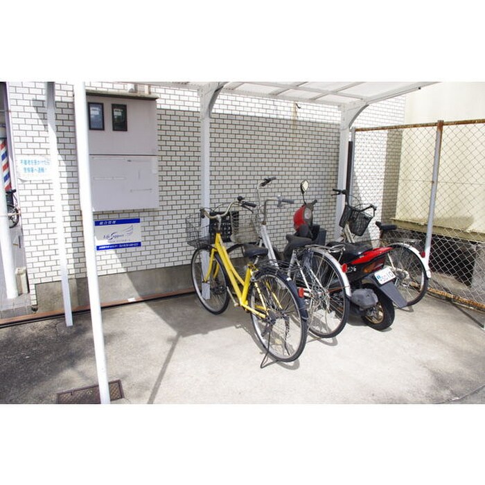 物件外観写真4　(駐輪場)
