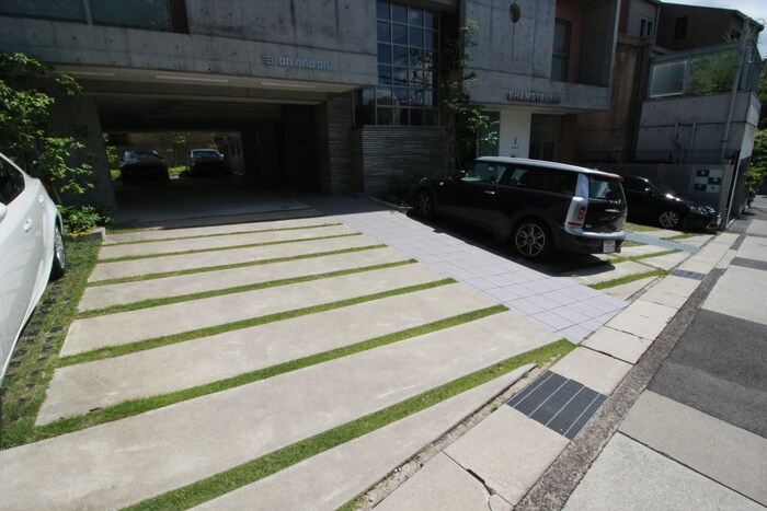 物件外観写真3　(駐車場)