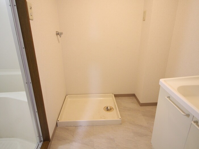 物件内観写真13　(洗濯機置場)