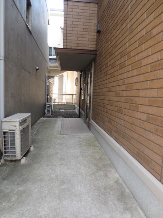 物件外観写真5　(エントランス部分)