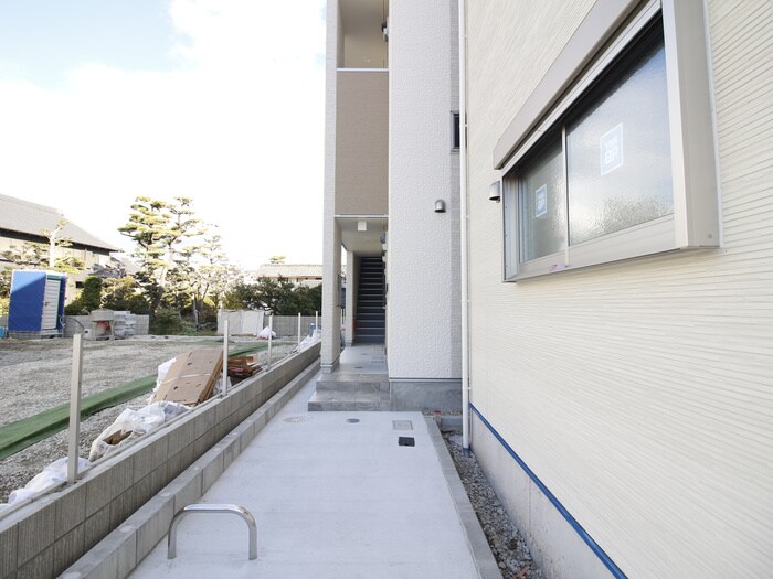 物件外観写真2　(エントランス部分)