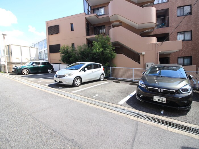 物件外観写真2　(駐車場)