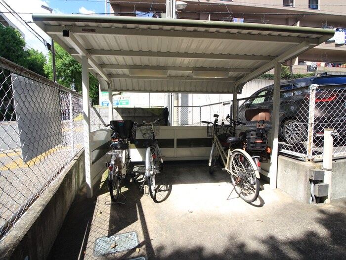物件外観写真3　(駐輪場)