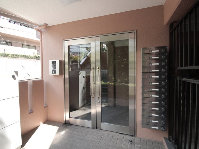 物件外観写真4　(エントランス部分)