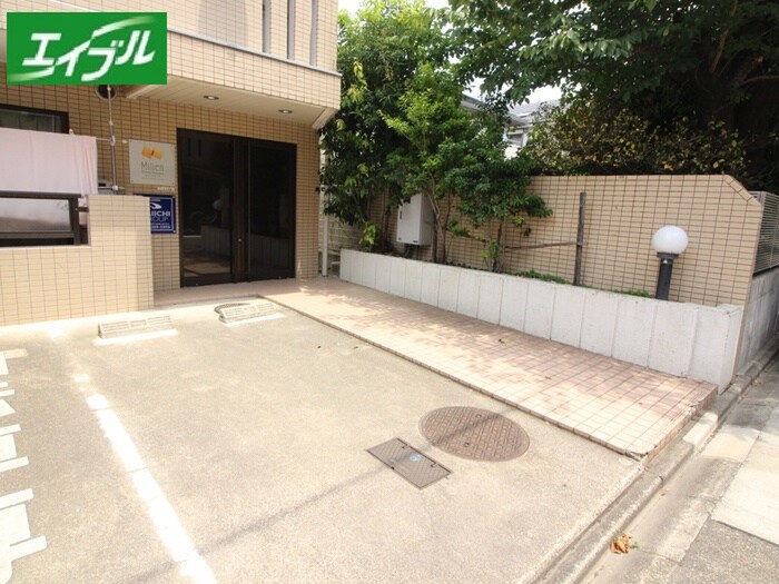 物件外観写真4　(駐車場)