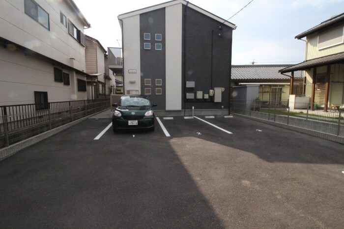 物件外観写真2　(駐車場)