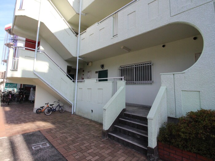 物件外観写真3　(エントランス部分)