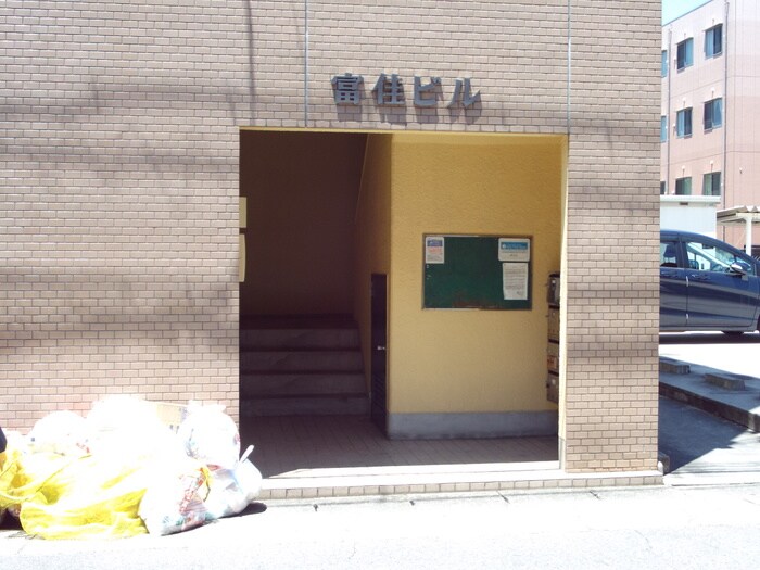 物件外観写真5　(エントランス部分)