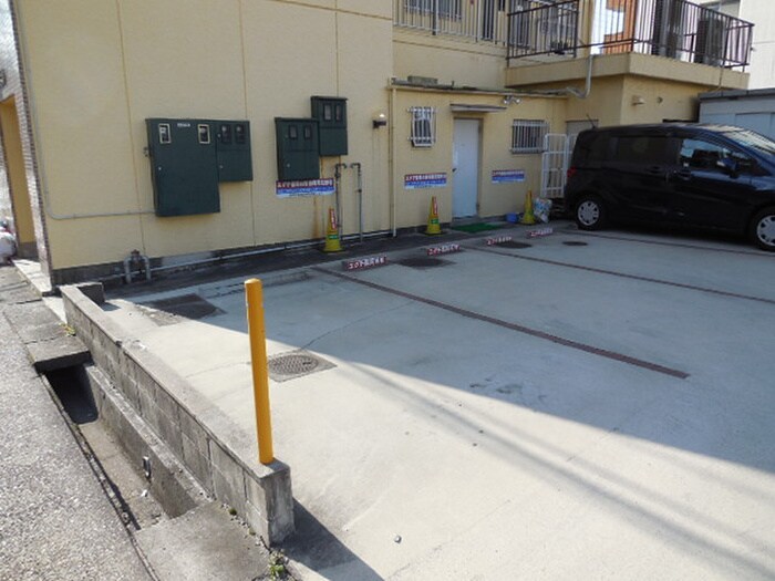 物件外観写真6　(駐車場)