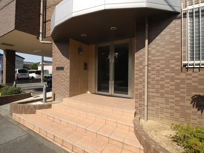 物件外観写真3　(エントランス部分)