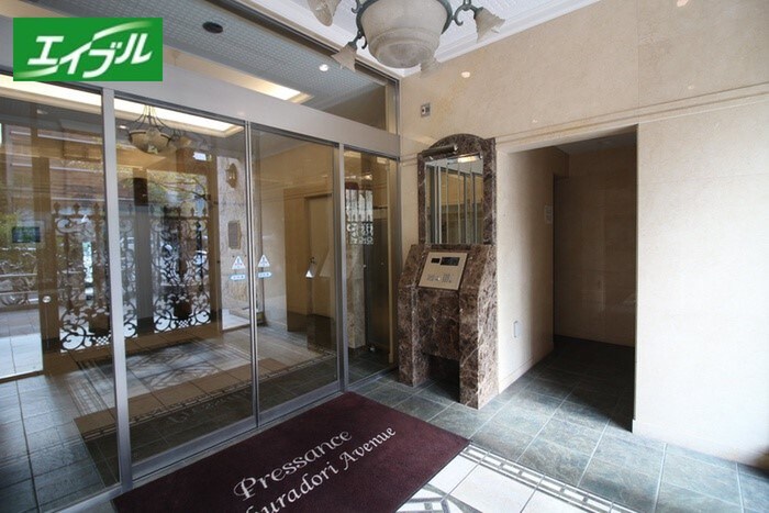 物件外観写真2　(エントランス部分)