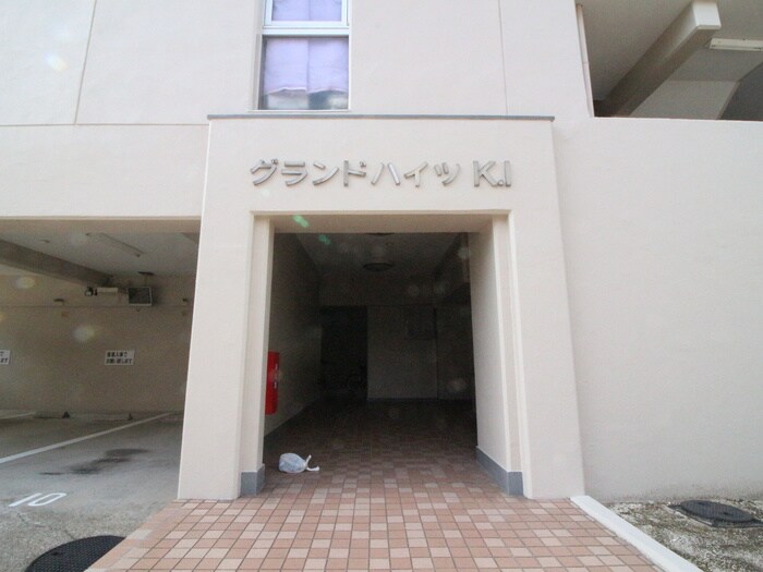 物件外観写真3　(エントランス部分)