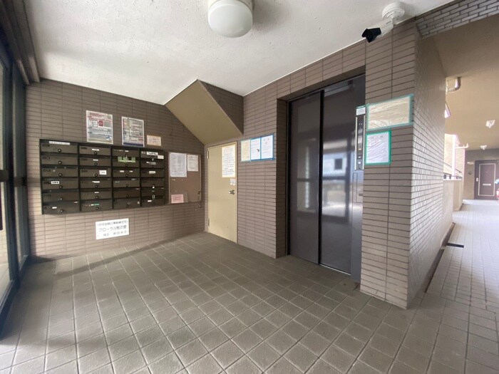 物件外観写真2　(エントランス部分)