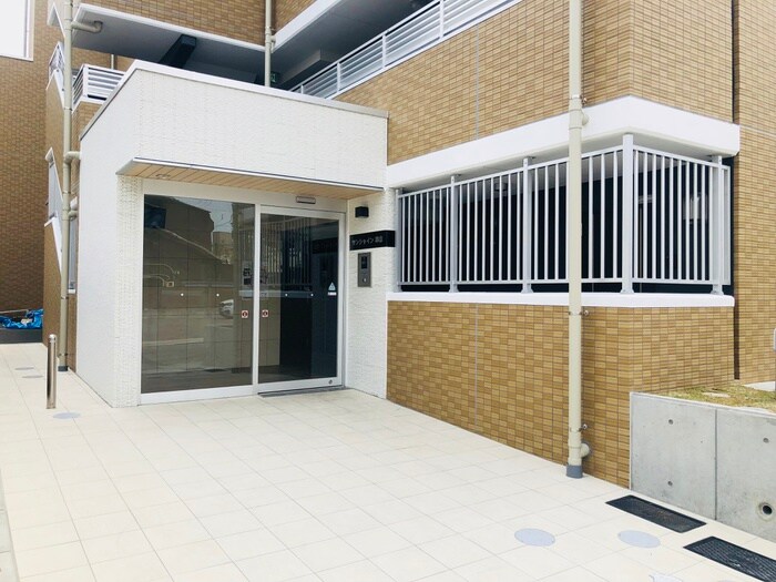 物件外観写真3　(エントランス部分)