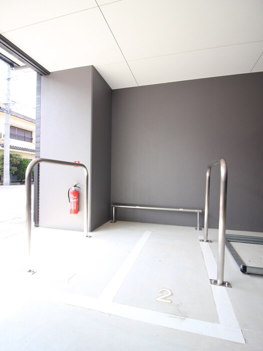 物件外観写真5　(バイク置き場)