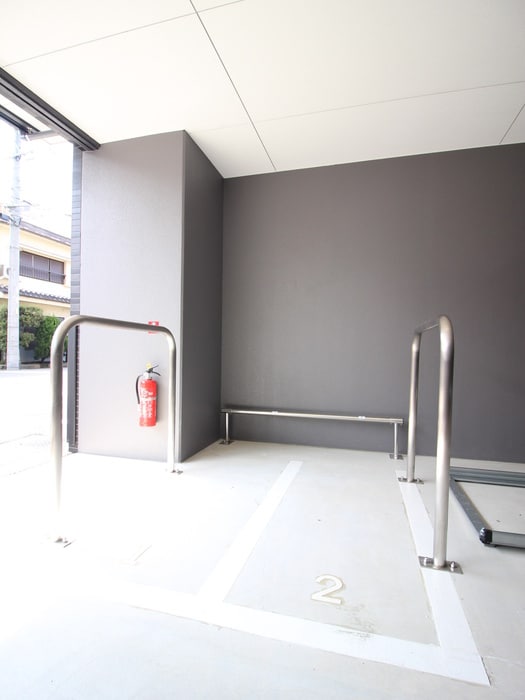 物件外観写真5　(バイク置き場)