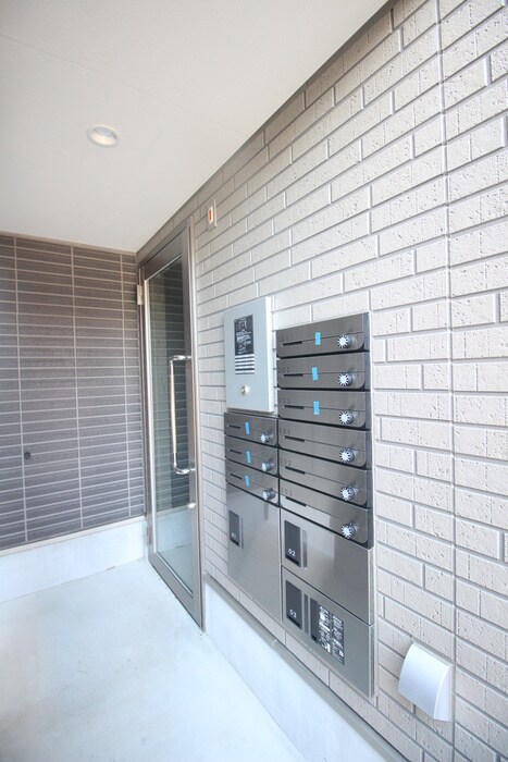 物件外観写真4　(エントランス部分)