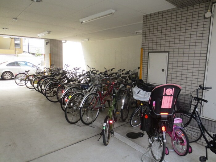 物件外観写真4　(駐輪場)