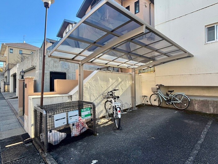 物件外観写真5　(駐輪場)