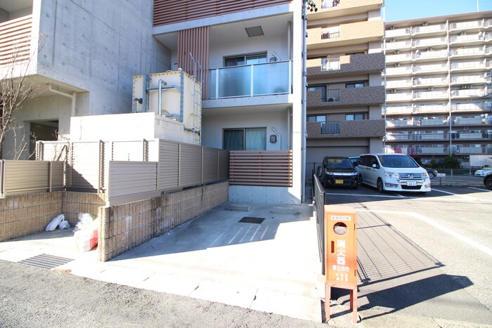 物件外観写真3　(駐車場)