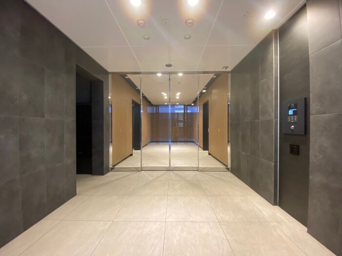 物件外観写真2　(エントランス部分)