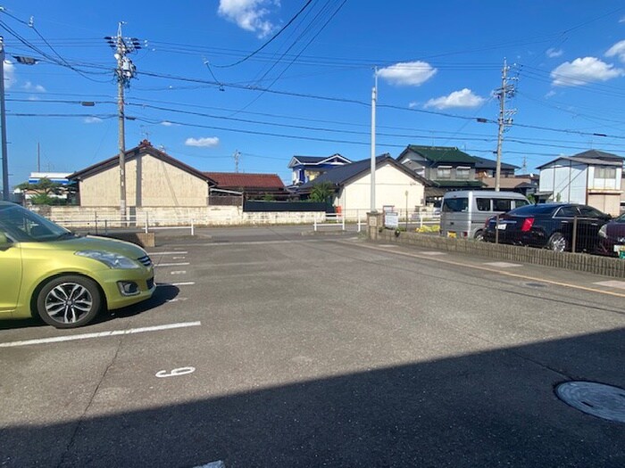 物件外観写真4　(駐車場)