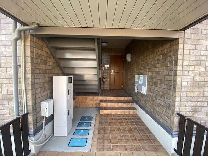 物件外観写真5　(エントランス部分)