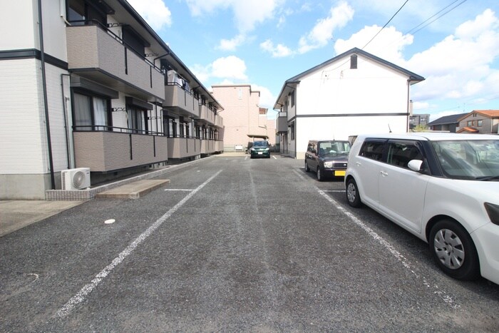 物件外観写真4　(駐車場)