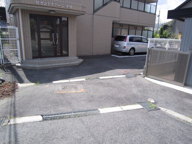 物件外観写真3　(駐車場)