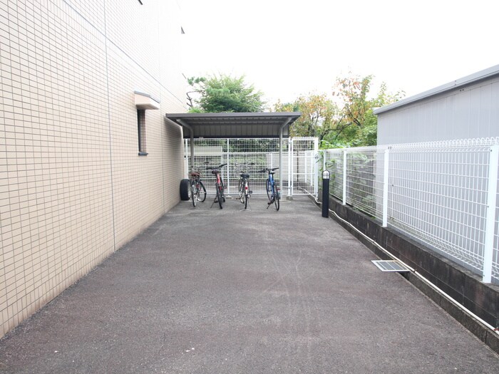 物件外観写真4　(駐輪場)