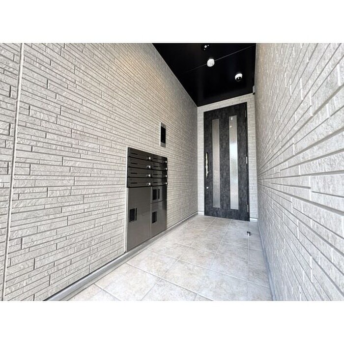 物件外観写真6　(エントランス部分)