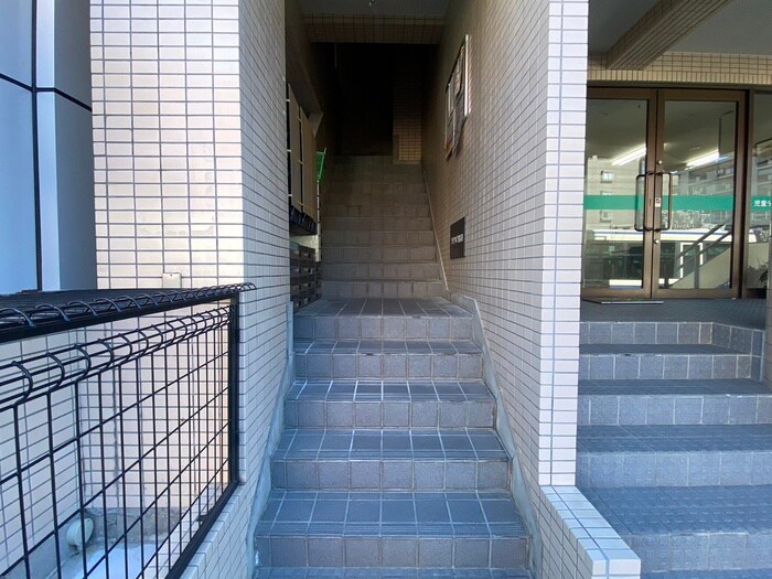 物件外観写真3　(エントランス部分)